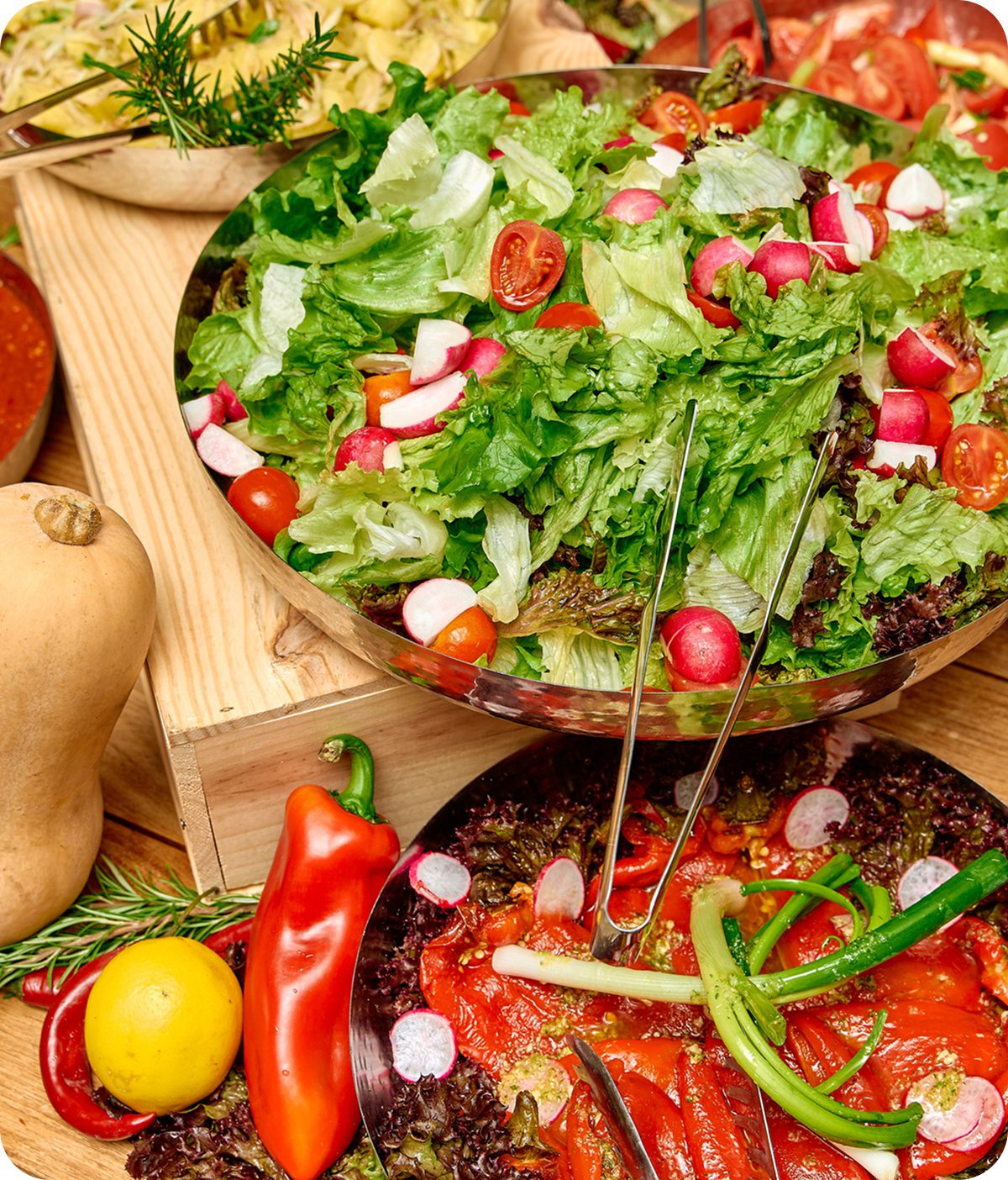 Fresh salad with radishes and tomatoes