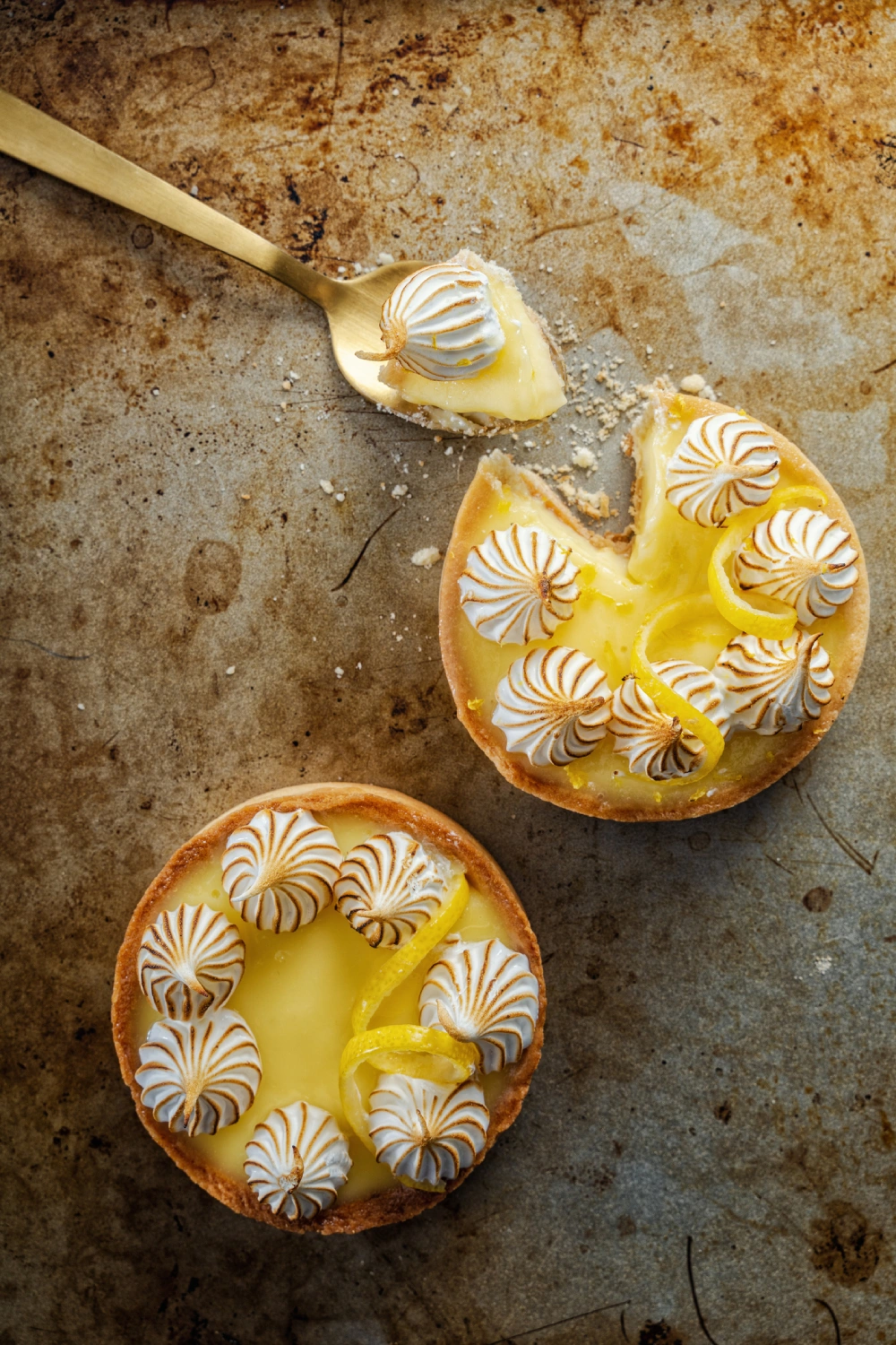 Lemon tarts with meringue topping